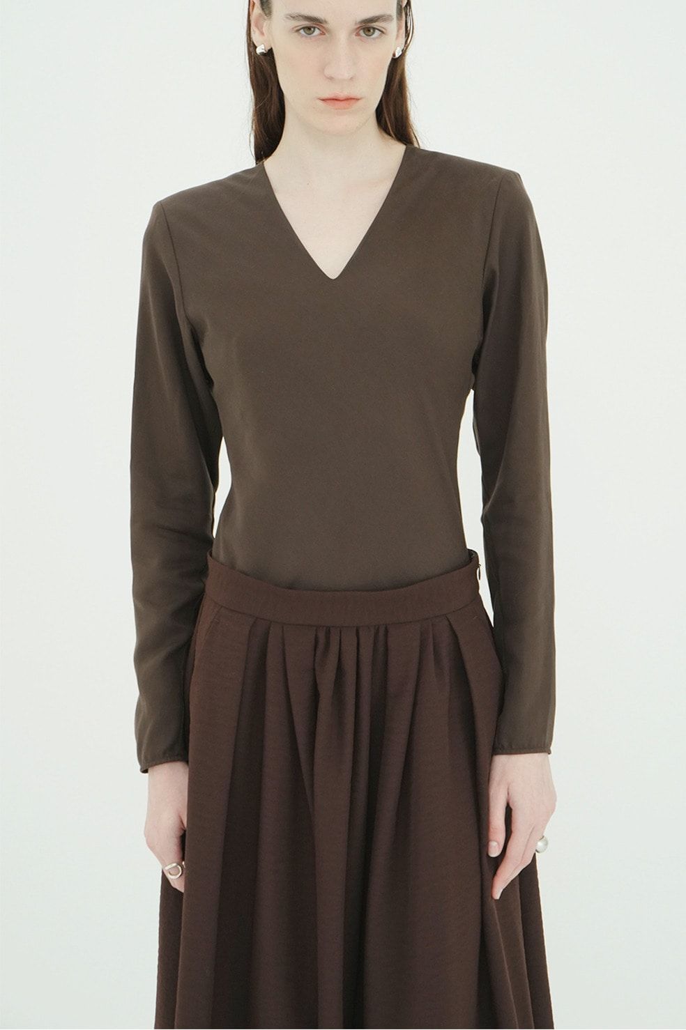 ブイネックボディスーツ - V NECK POWER SHOULDER BODYSUIT(BROWN)