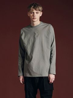 リラックスした着心地、TVAの新作コートスタイル