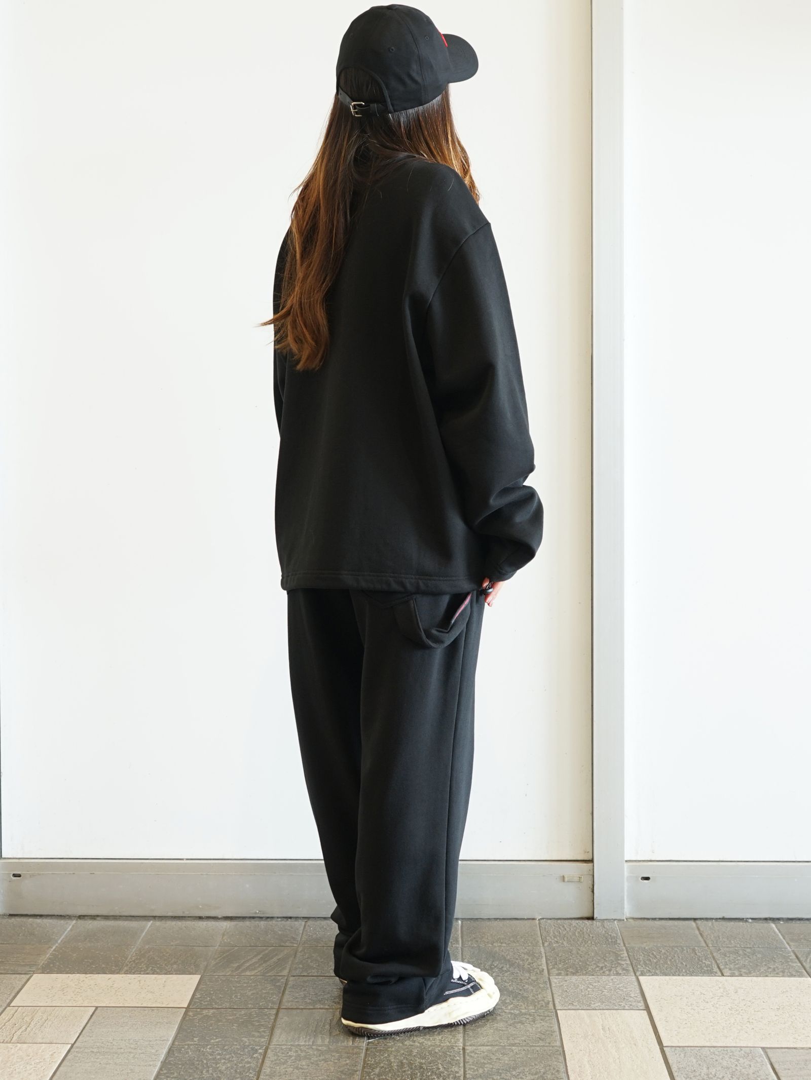 レッドロゴ ハーフジップスウェットプルオーバー  -  BLACK