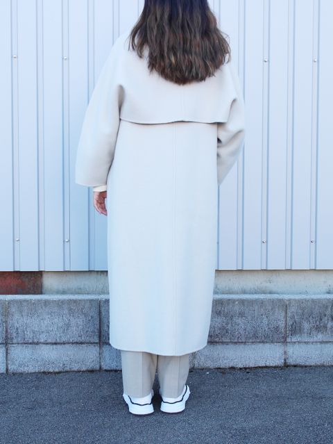 ベージュのコートで女性らしさ感じるエトレの新作コーデ