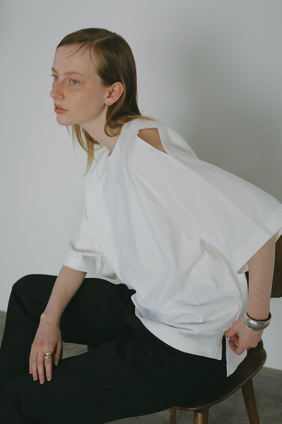 ショルダー スラッシュ Tシャツ - SLEEVE SLASH PULL TOPS - WHITE