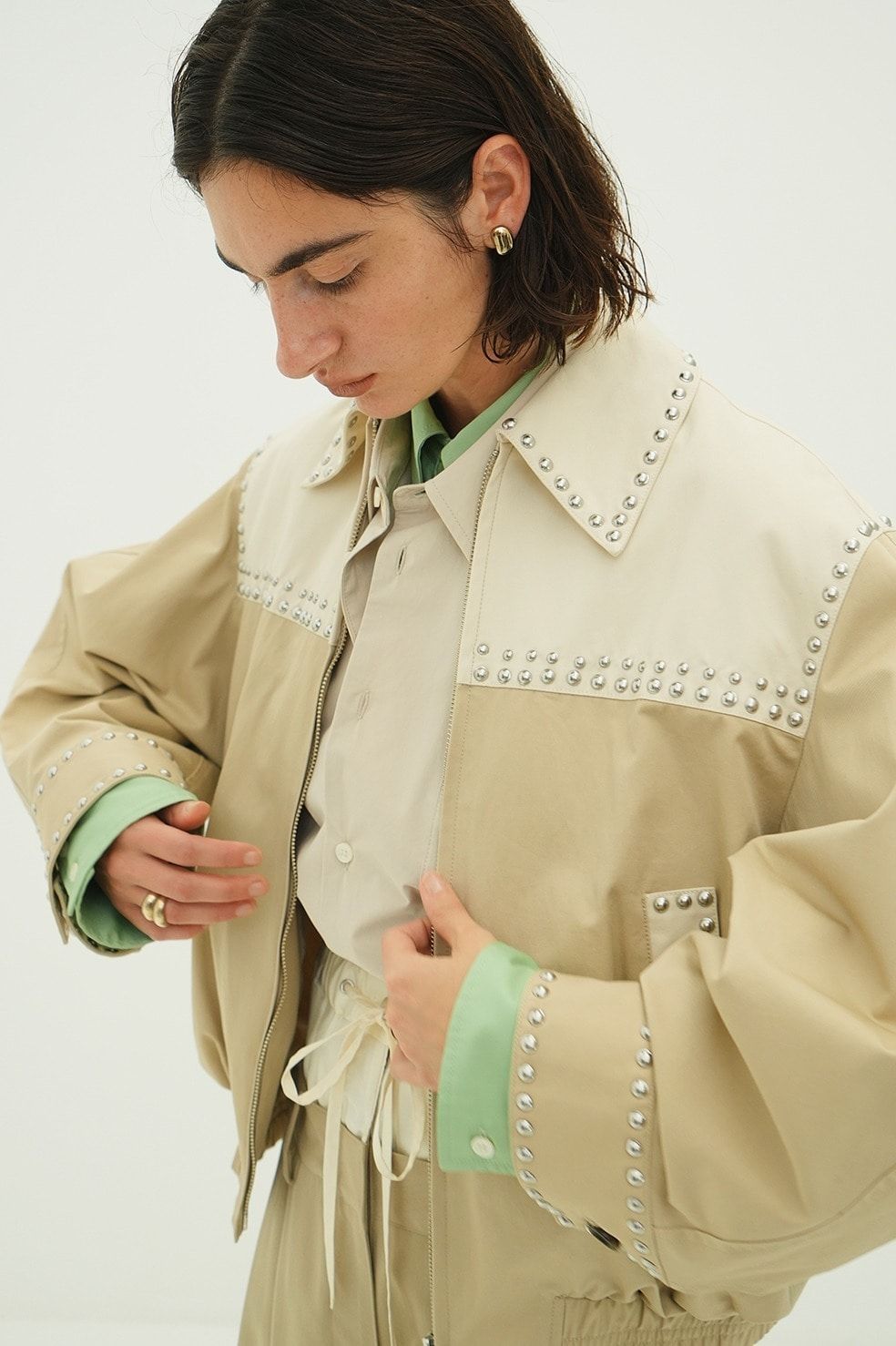 スタッズ ドリズラージャケット - W COLOR STUDDED DRIZZLER JACKET (BEIGE)