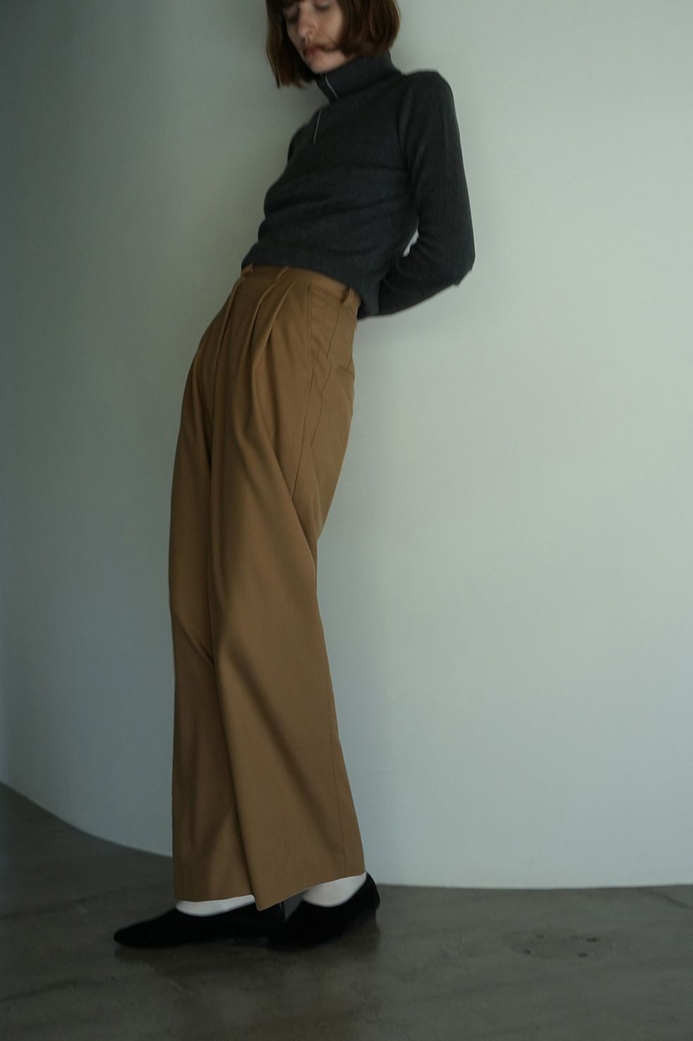 ウールベーシックタックパンツ - WOOL BASIC TUCK PANTS - BEIGE