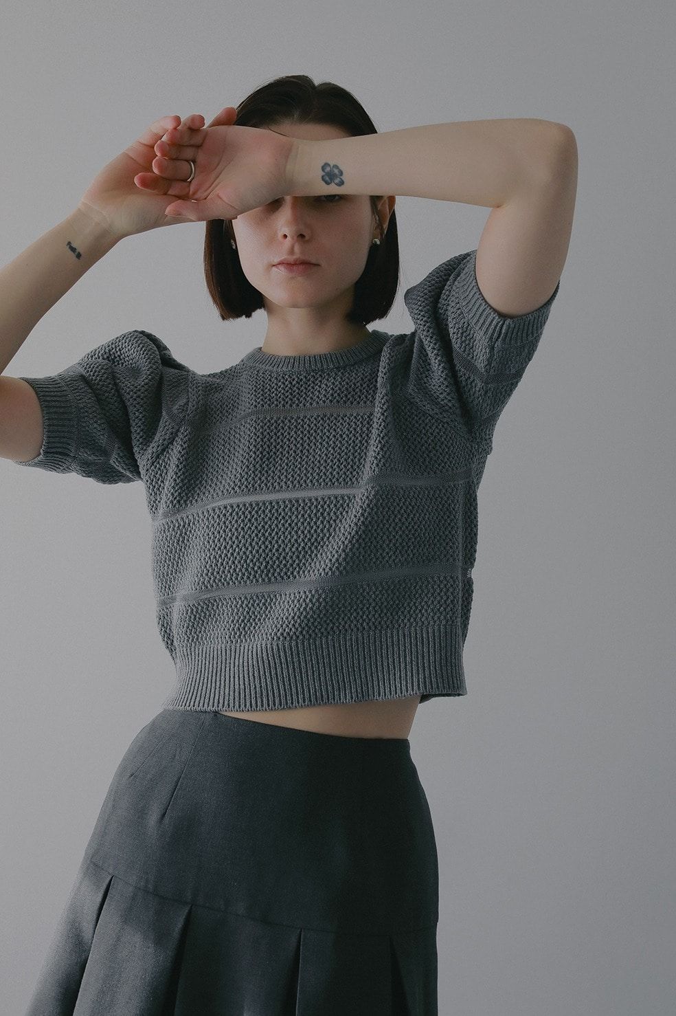 ショート丈ニットトップス - OPENWORK KNIT SHORT TOPS (GREY)