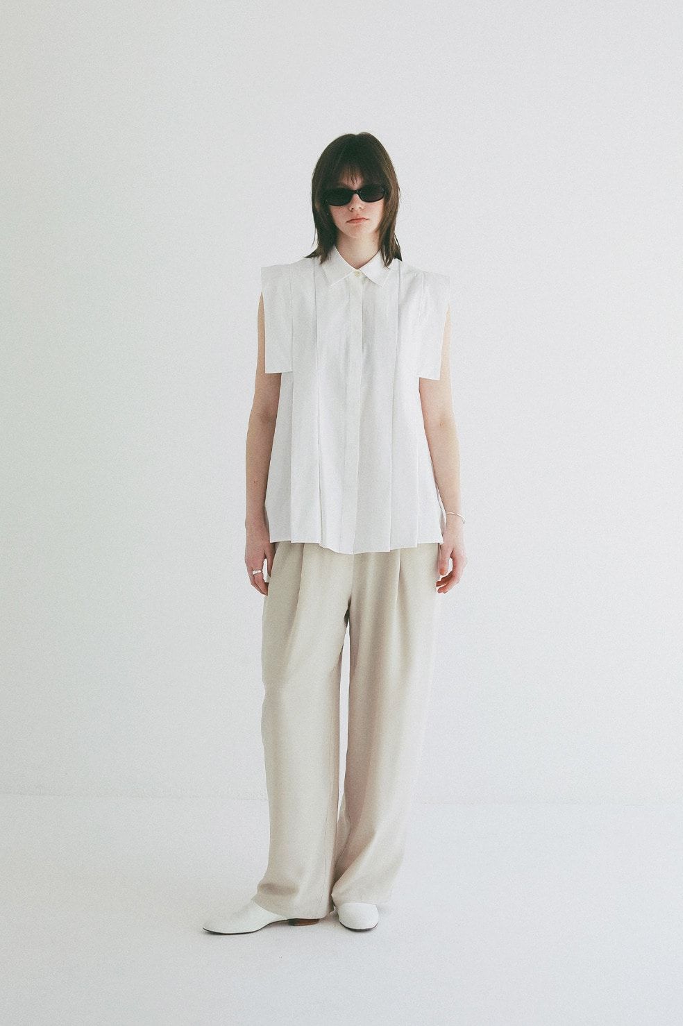 パネルプリーツ スクエアスリーブシャツ - PANELL PLEAT SQUARE SLEEVE SHIRTS (WHITE)