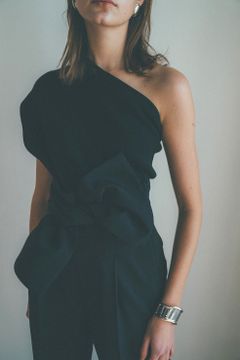 ワンショルダーリーズトップストップス  -  ONE SHOULDER LOOSE KINIT TOPS - BLACK