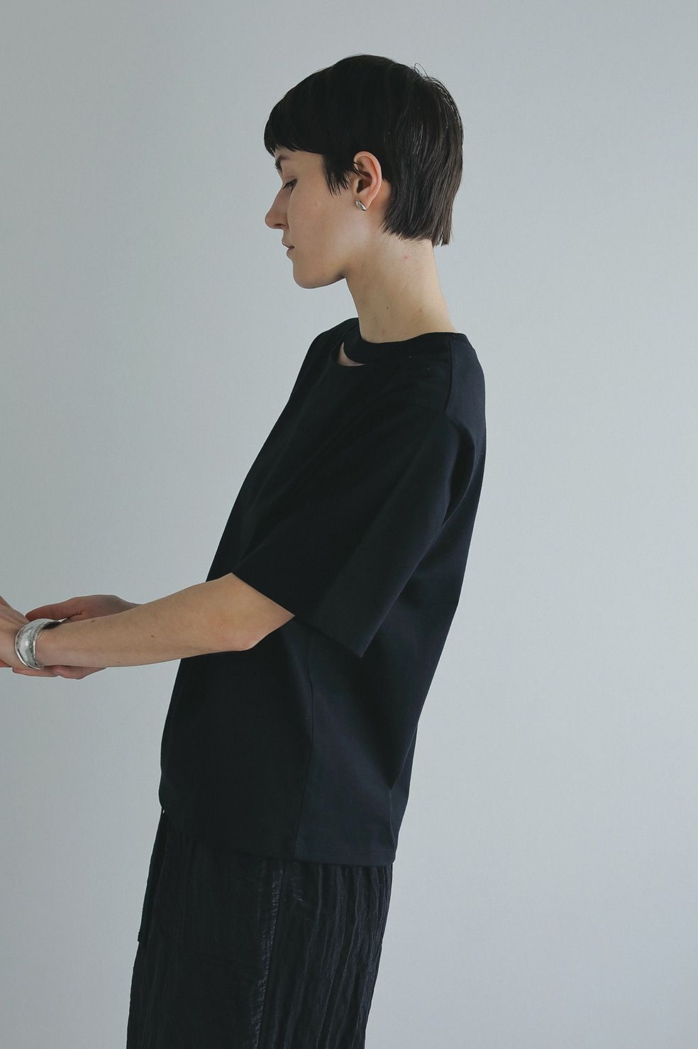 スリットネックトップス - SLIT NECK CUT TOPS - BLACK