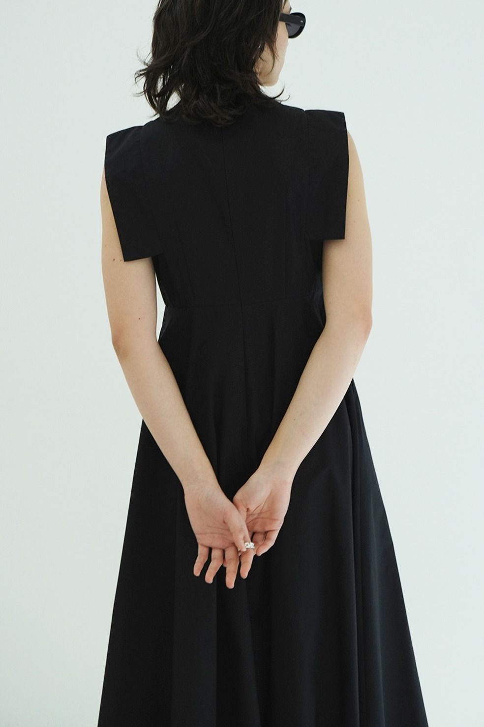 スクエアスリーブワンピース - SQUARE SLEEVE ONEPIECE (BLACK)