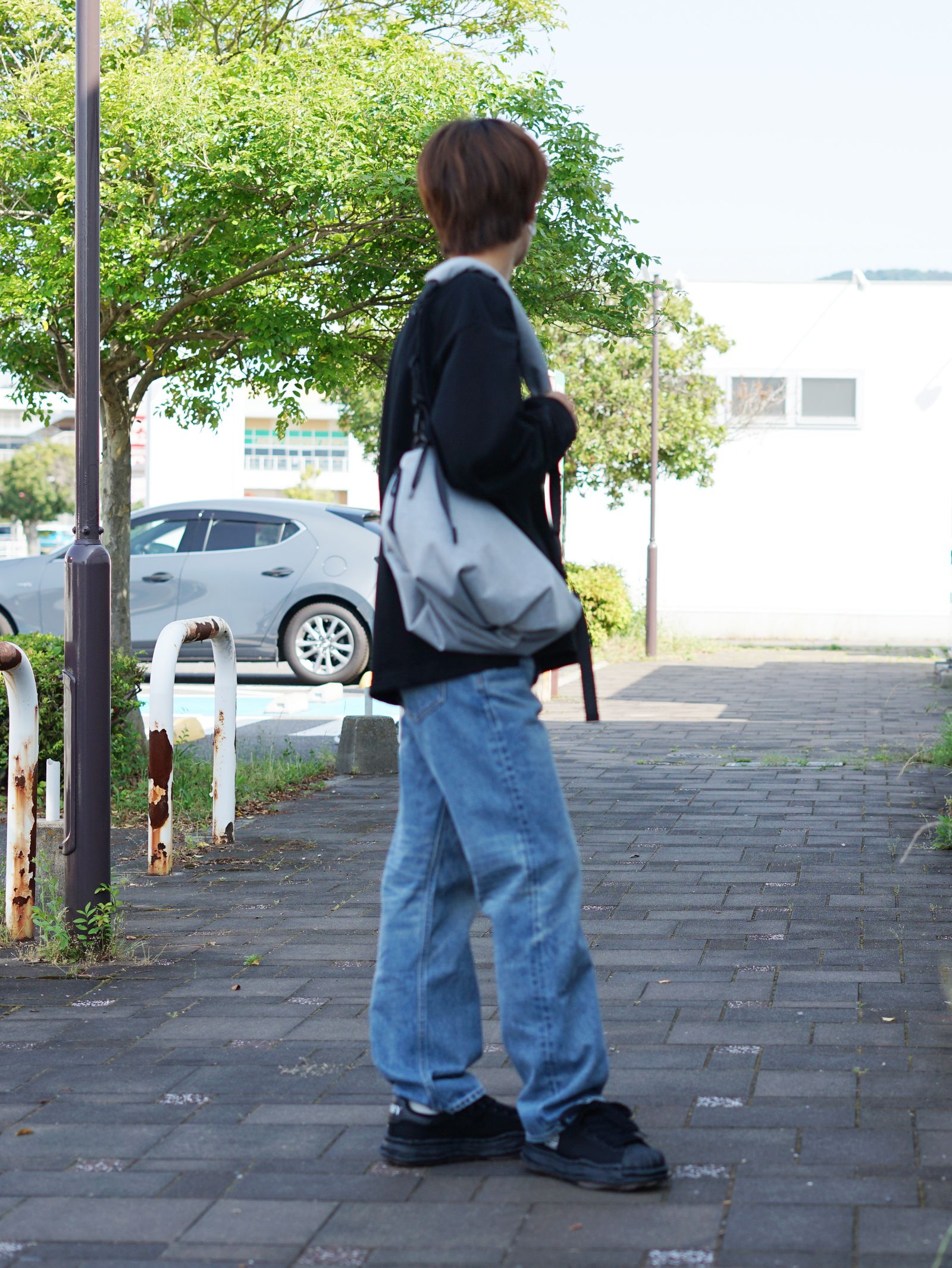 ラフにまとめる、MMYの都会的モノトーンスタイル
