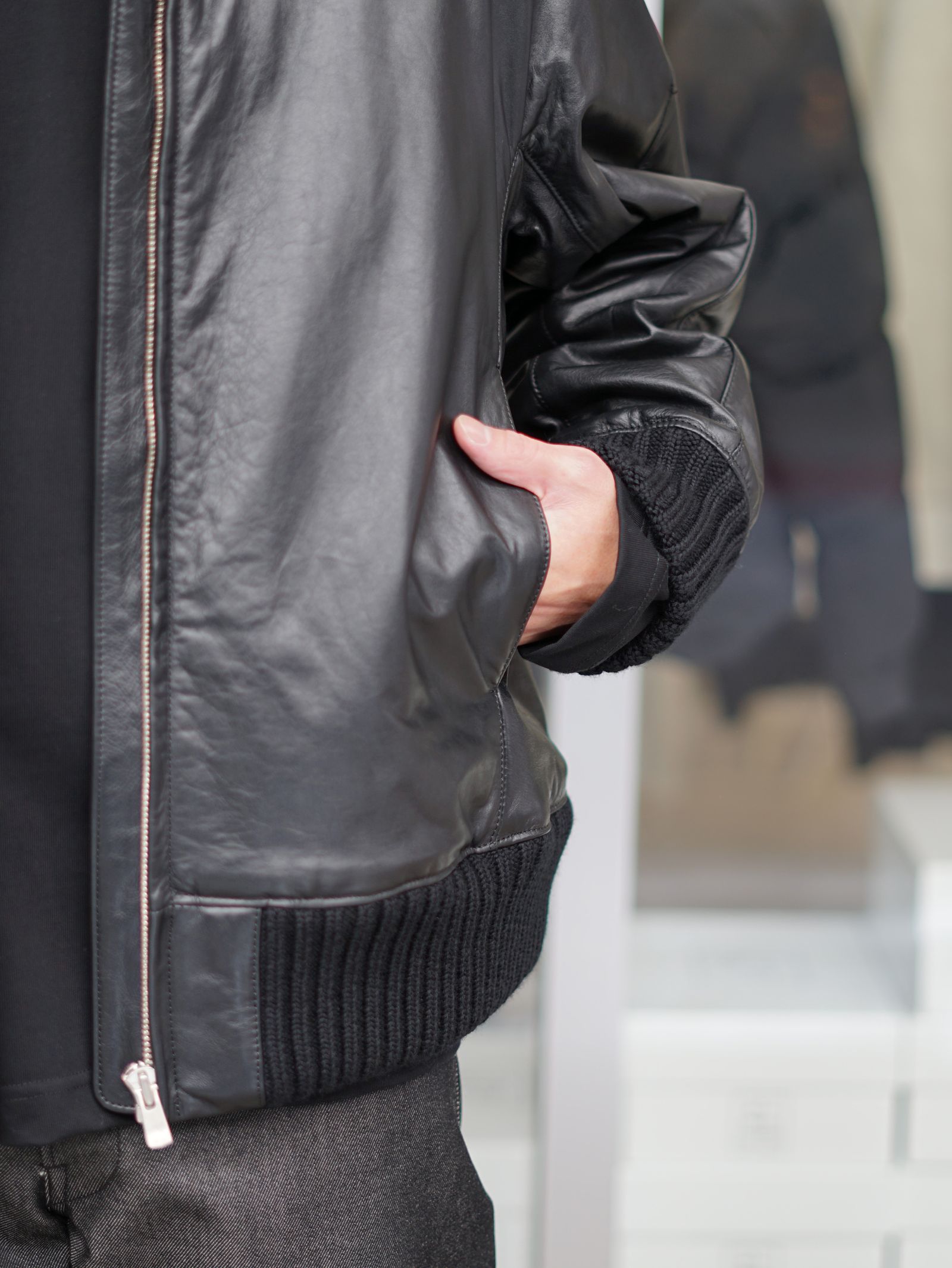 レザーを品よく着る、OVERCOATの大人スタイル