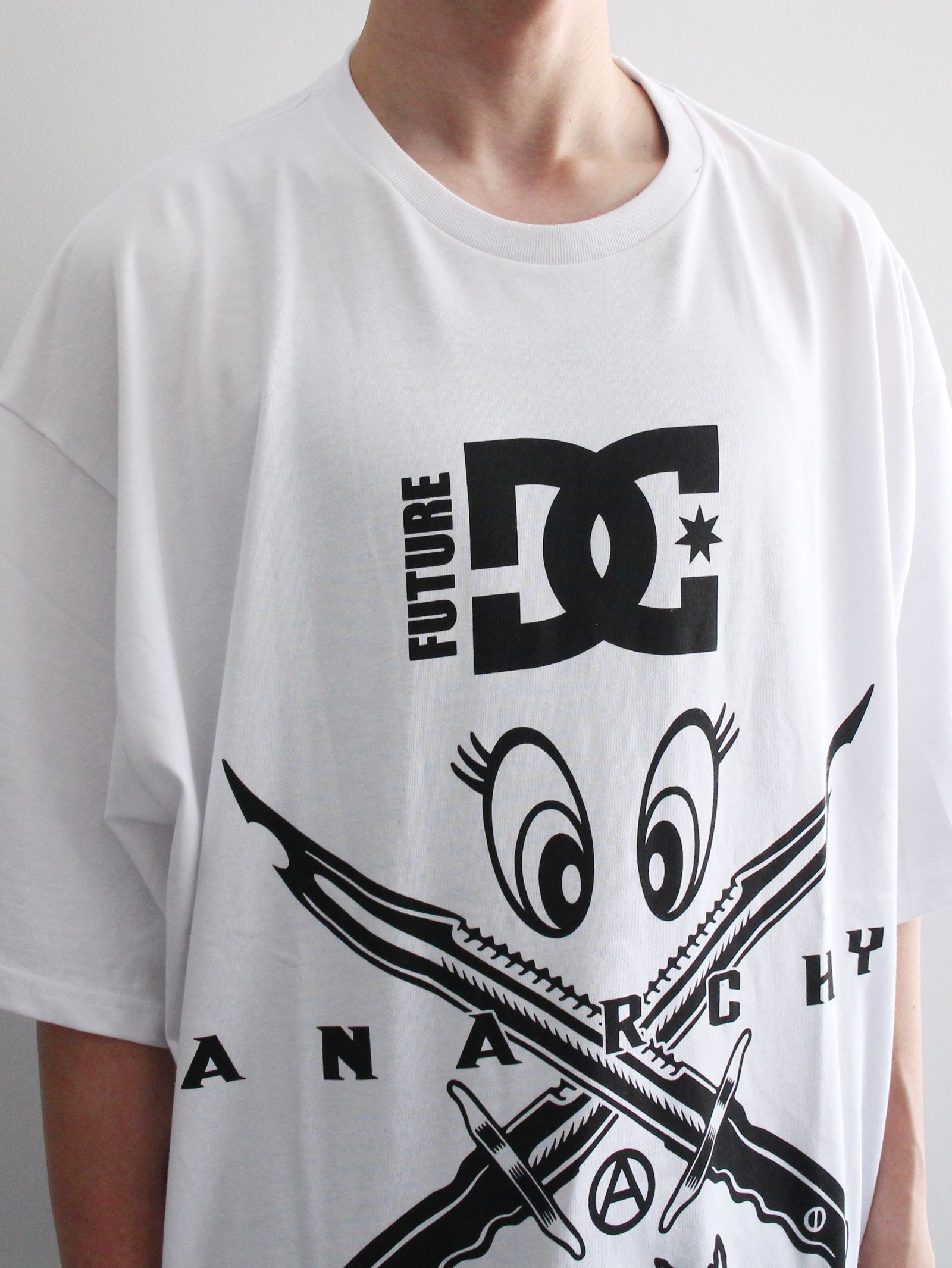 SHORT SLEEVE WIDE TEE COLLAB WITH DC SHOES ANARCHY - WHITE