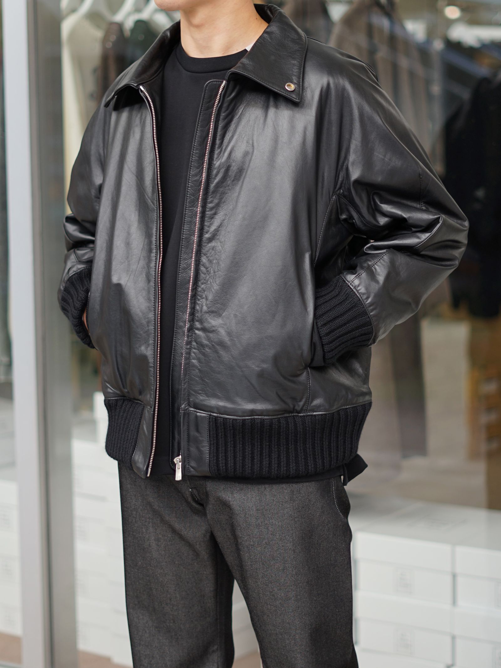 レザーを品よく着る、OVERCOATの大人スタイル