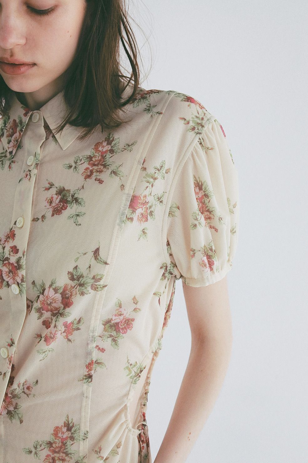 チュールフローラルシャツ - FLOWER SIDE HOLE SHIRTS (BEIGE)