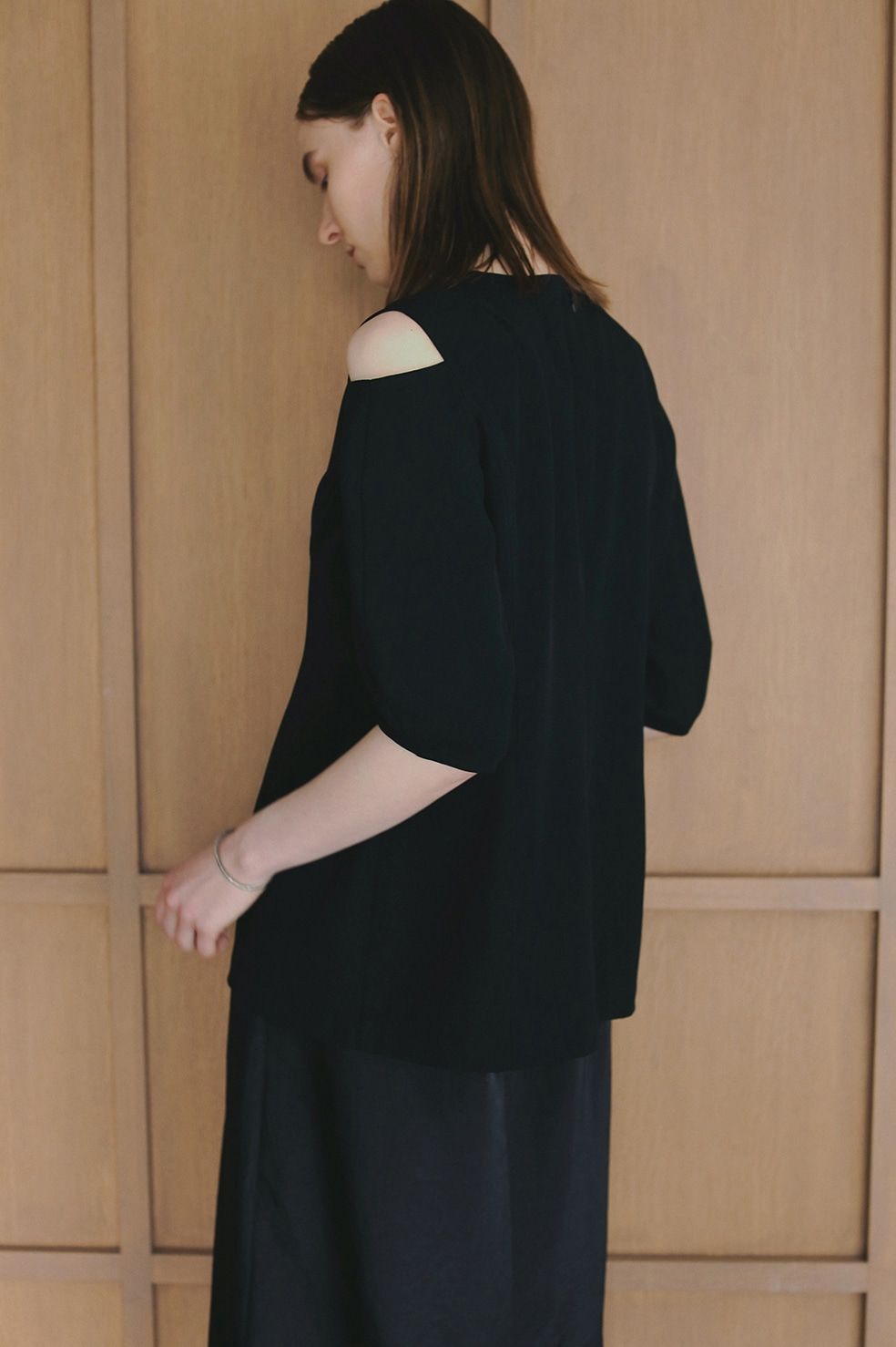 スラッシュショルダートップス - SLASH SHOULDER TOPS - BLACK