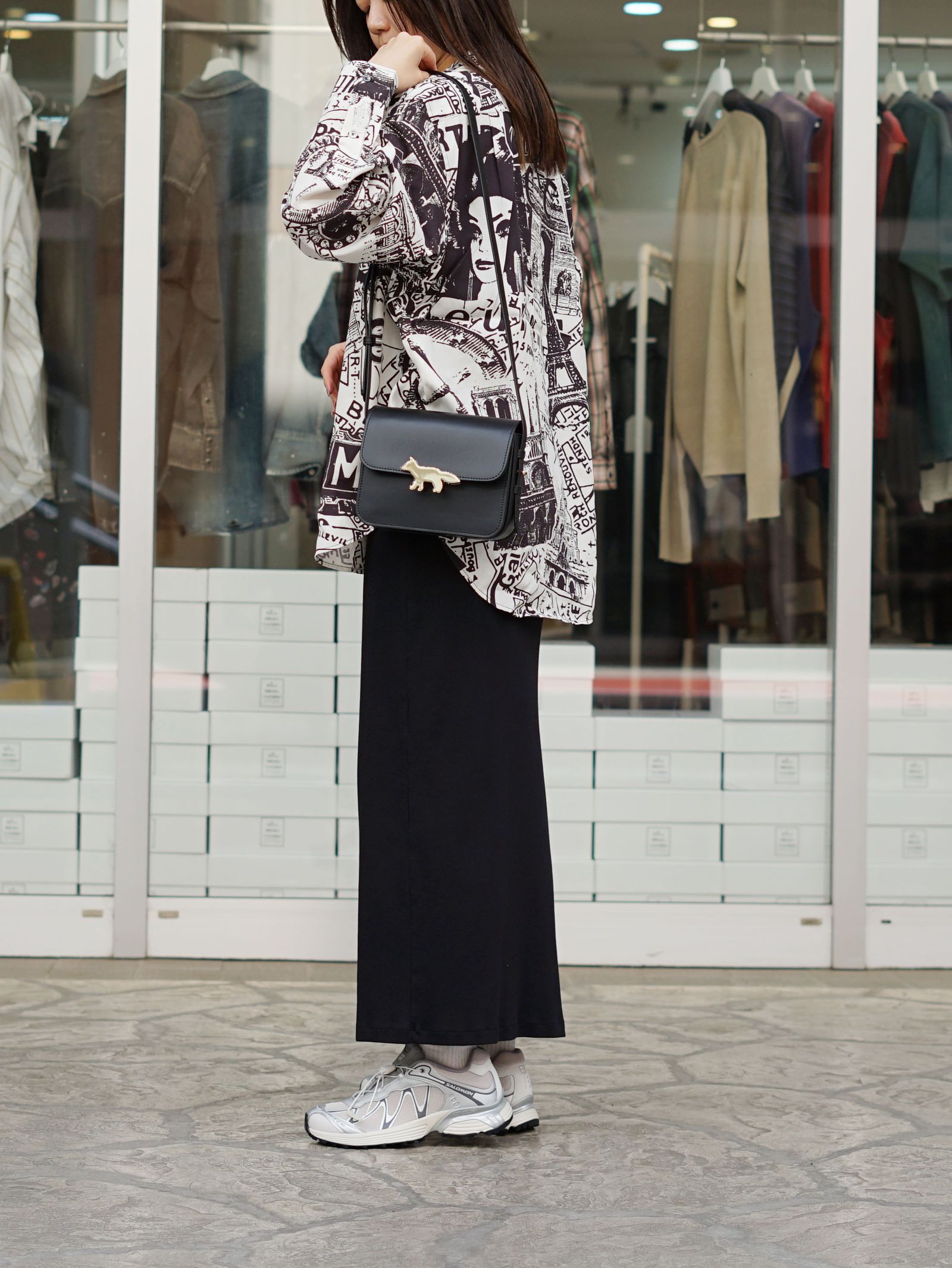 モノトーンで魅せるスメゾンキツネのプリングスタイル