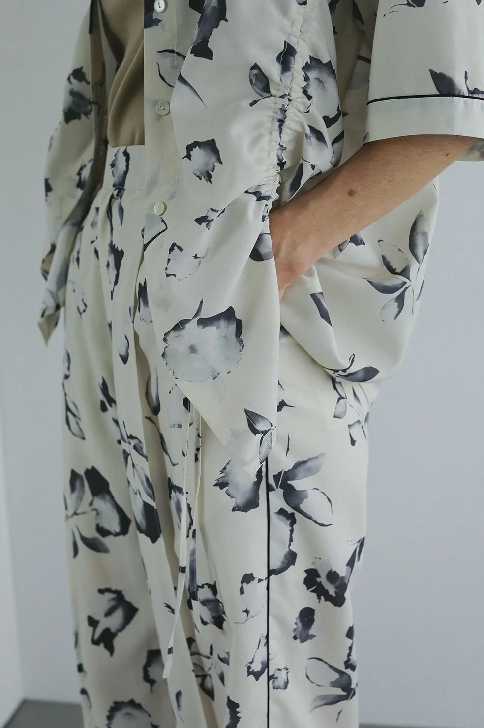 フラワーワイドパンツ - BLURRED FLOWER WIDE PANTS - IVORY