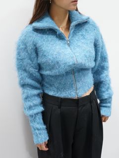 コクーンシルエットが女性らしETREの新作コートスタイル