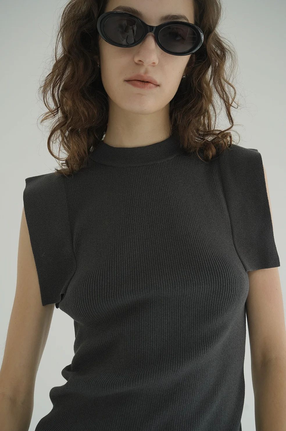 スクエアスリーブニットトップス | SQUARE SLEEVE KNIT TOPS - CHARCOAL GRAY