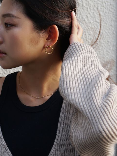 カシュクールデザインが女性らしいETREの新作コーデ