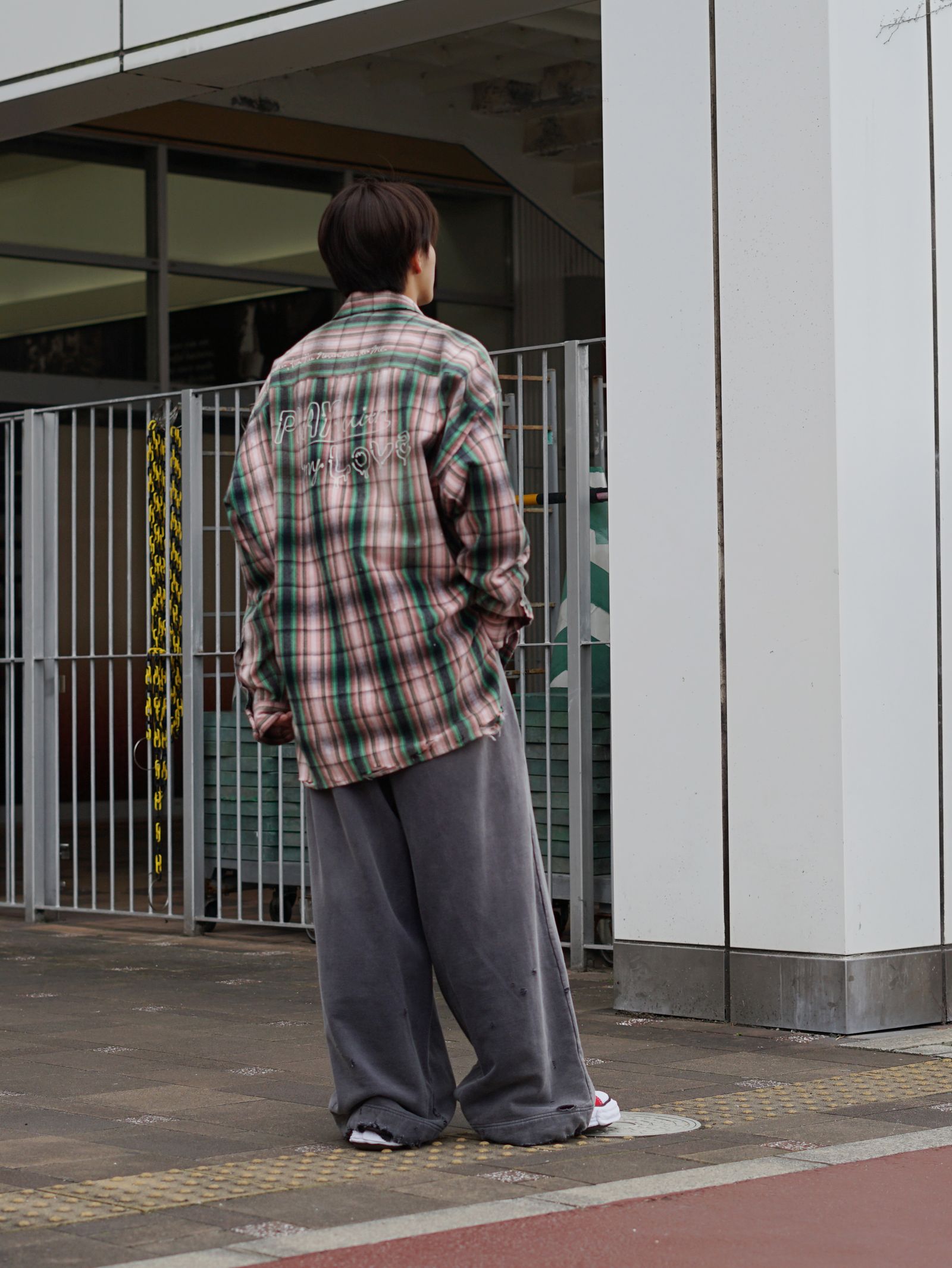 春の街に馴染むミハラの26SS最新スタイル