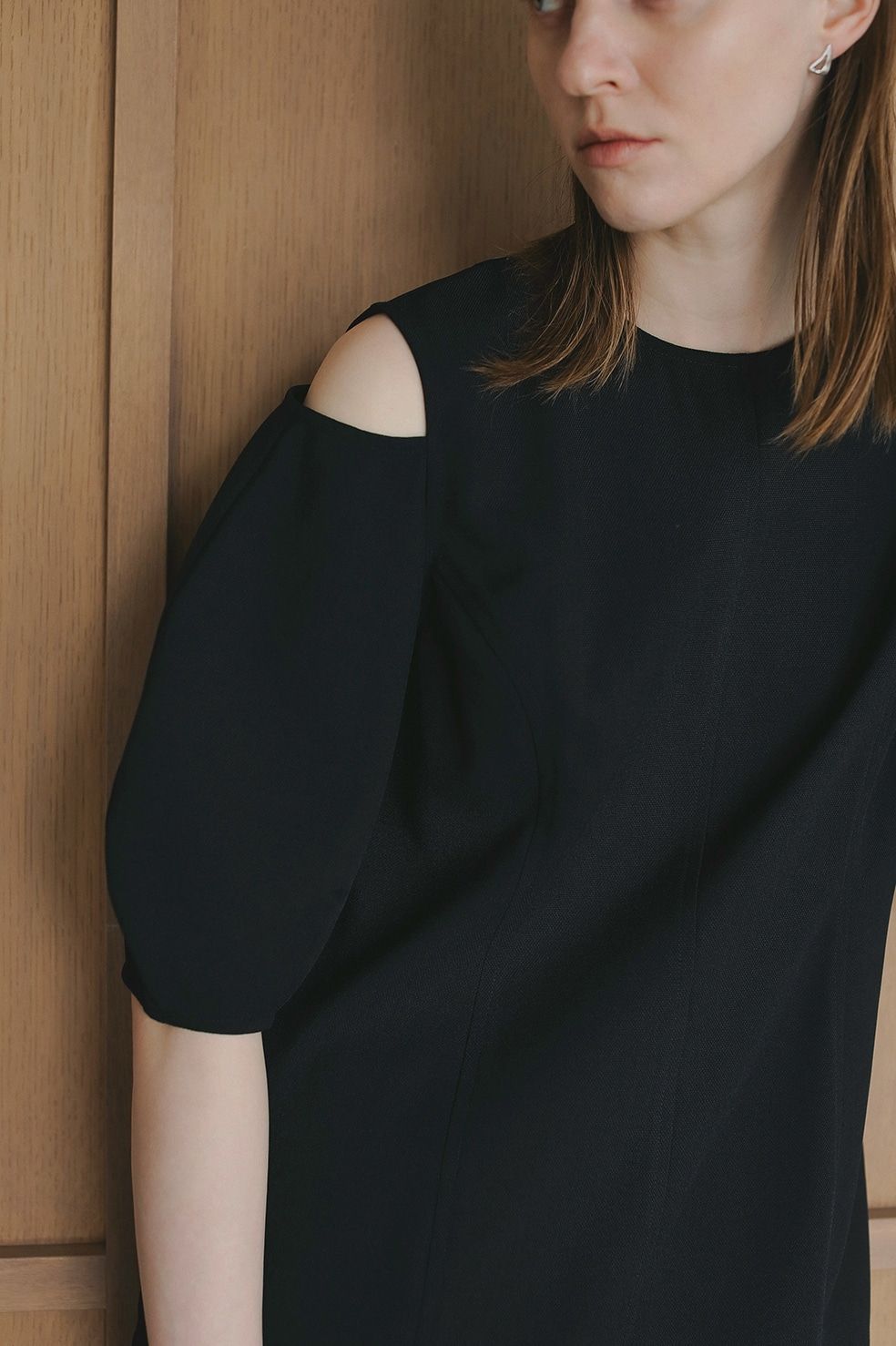 スラッシュショルダートップス - SLASH SHOULDER TOPS - BLACK