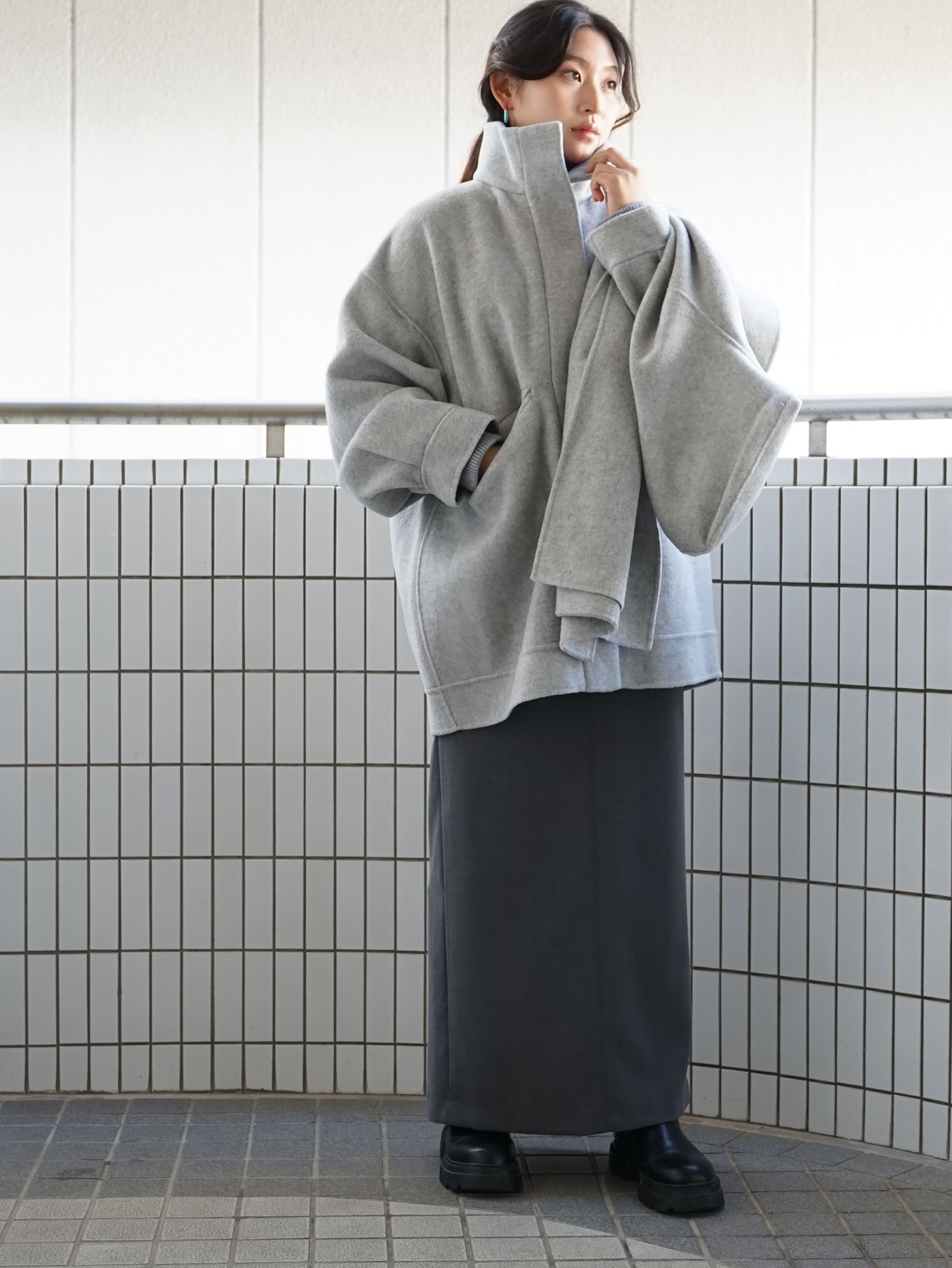 グレーでまとめたシックなETREの新作コーデ
