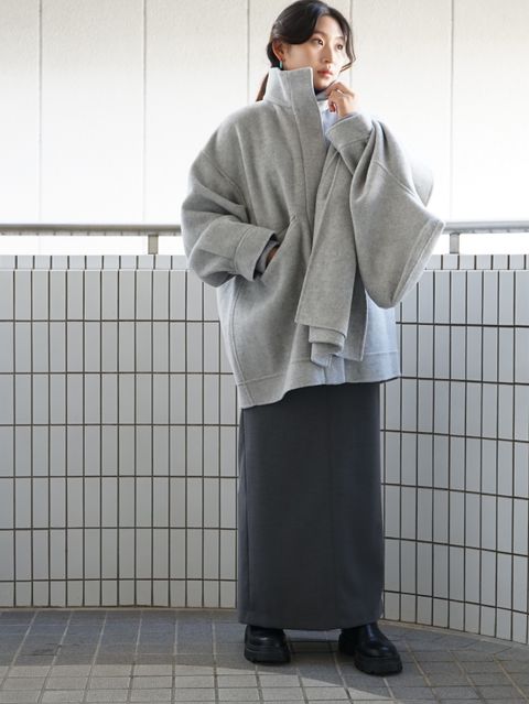 グレーでまとめたシックなETREの新作コーデ
