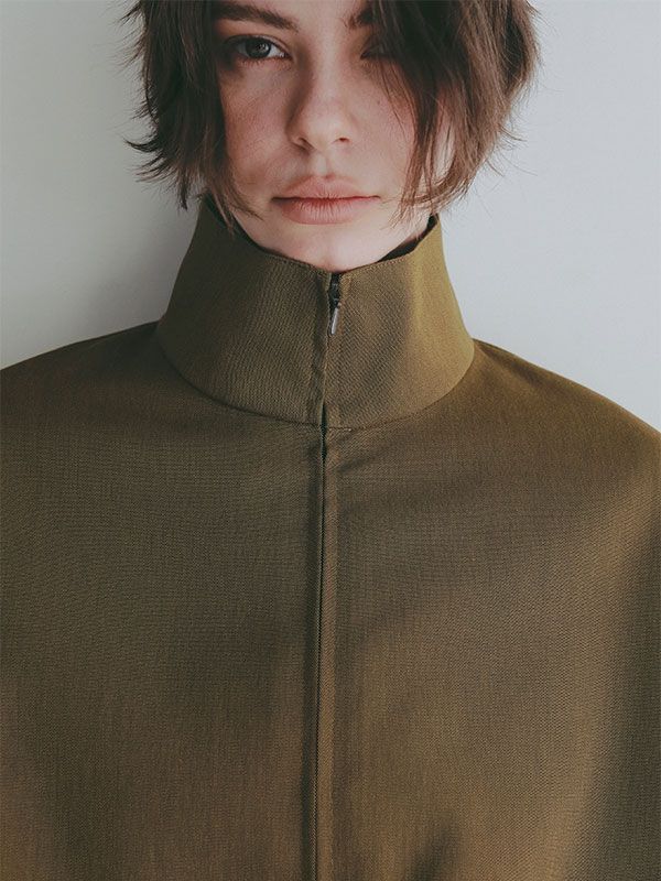 ハイネックドルマンスリーブシャツブルゾン (KHAKI）