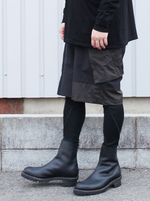 レギンス×黒カットソー The Viridi-anne の秋冬レイヤードスタイル