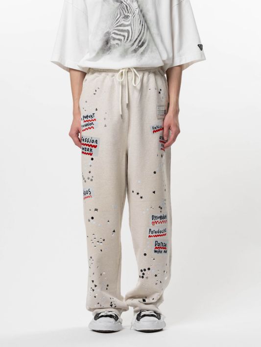 エンベリッシュド ステッカー スウェット パンツ - Embellished Sticker Sweat Pants (WHITE)