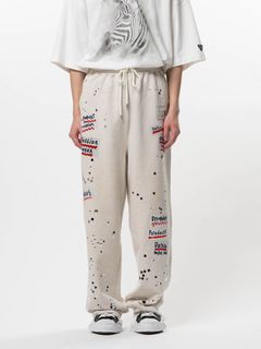 エンベリッシュド ステッカー スウェット パンツ - Embellished Sticker Sweat Pants (WHITE)