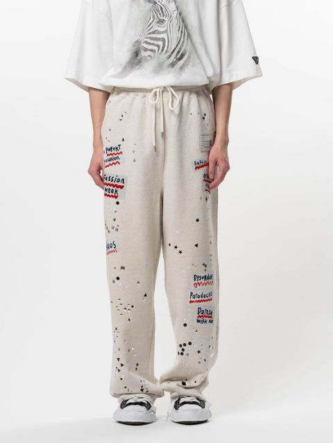 エンベリッシュド ステッカー スウェット パンツ - Embellished Sticker Sweat Pants (WHITE)