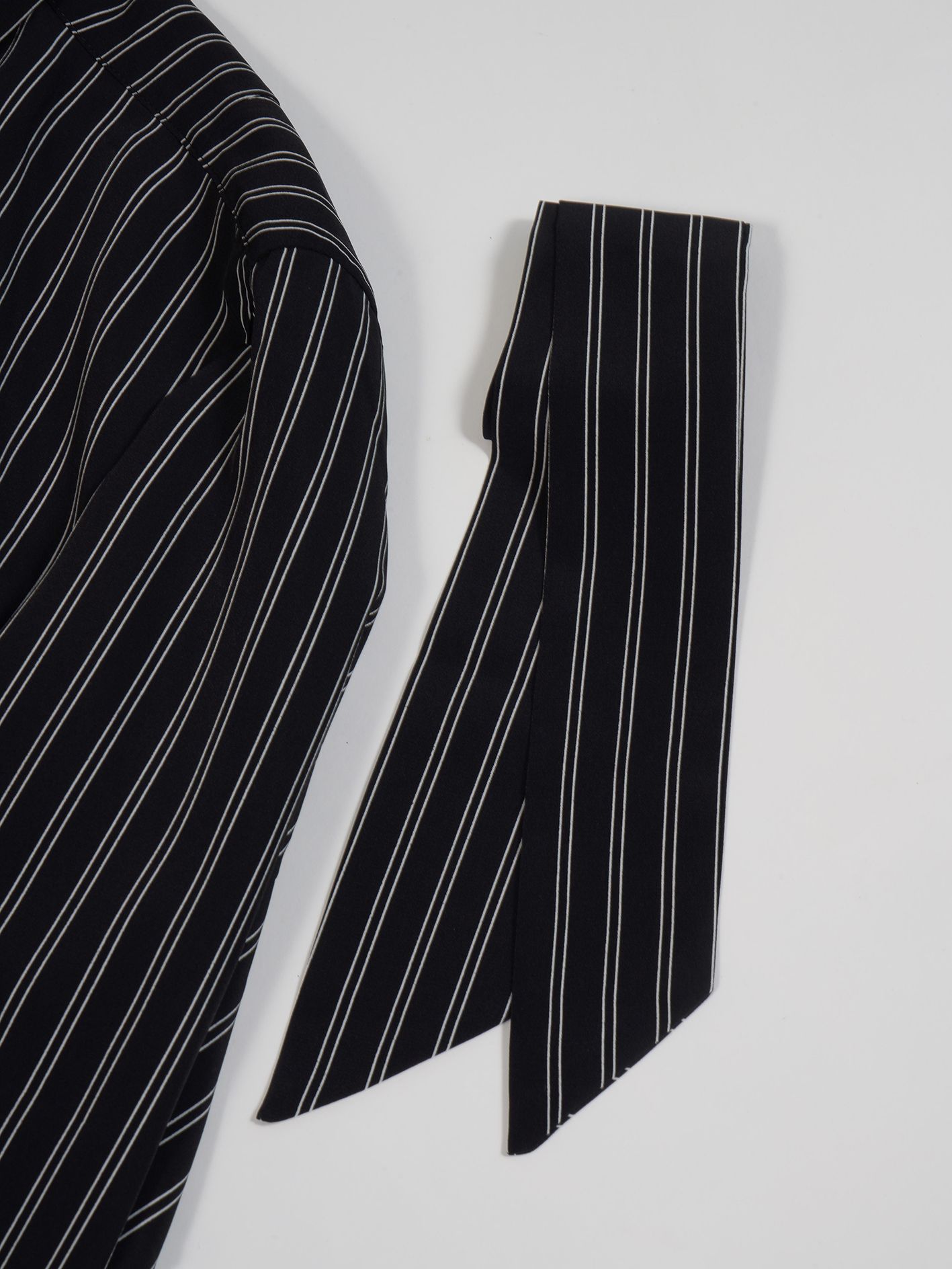 ダブルストライプデシン ボウタイ付きレギュラーシャツ - Regular Shirt with Scarf - BLACK×OFF WHITE