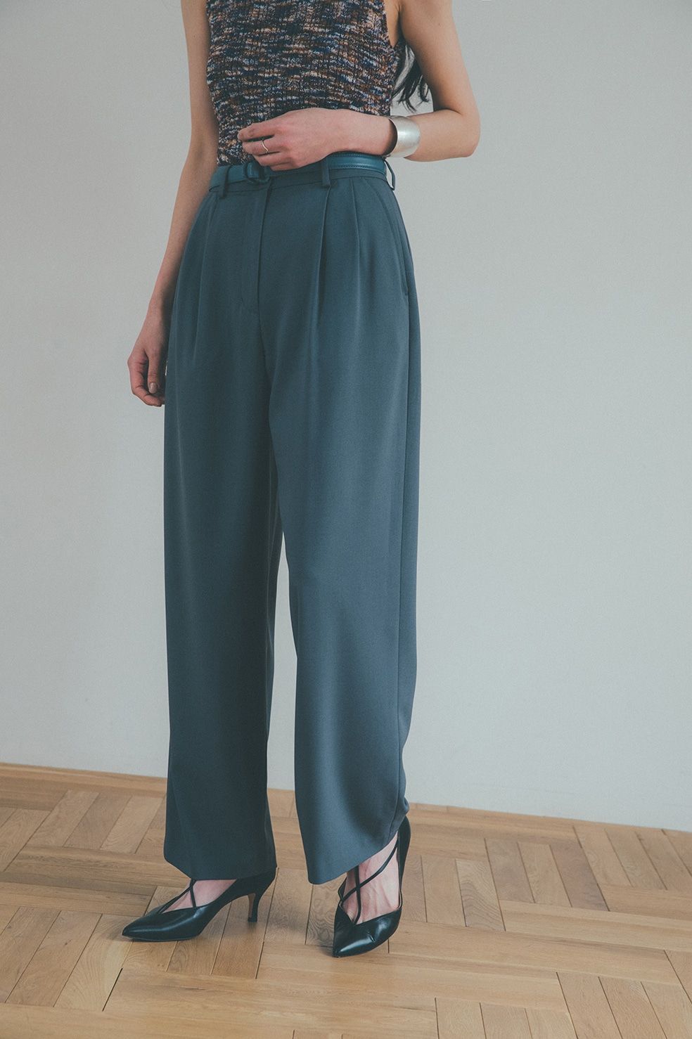 再値下げしました】CLANE BASIC TUCK PANTS ブルーS - カジュアルパンツ