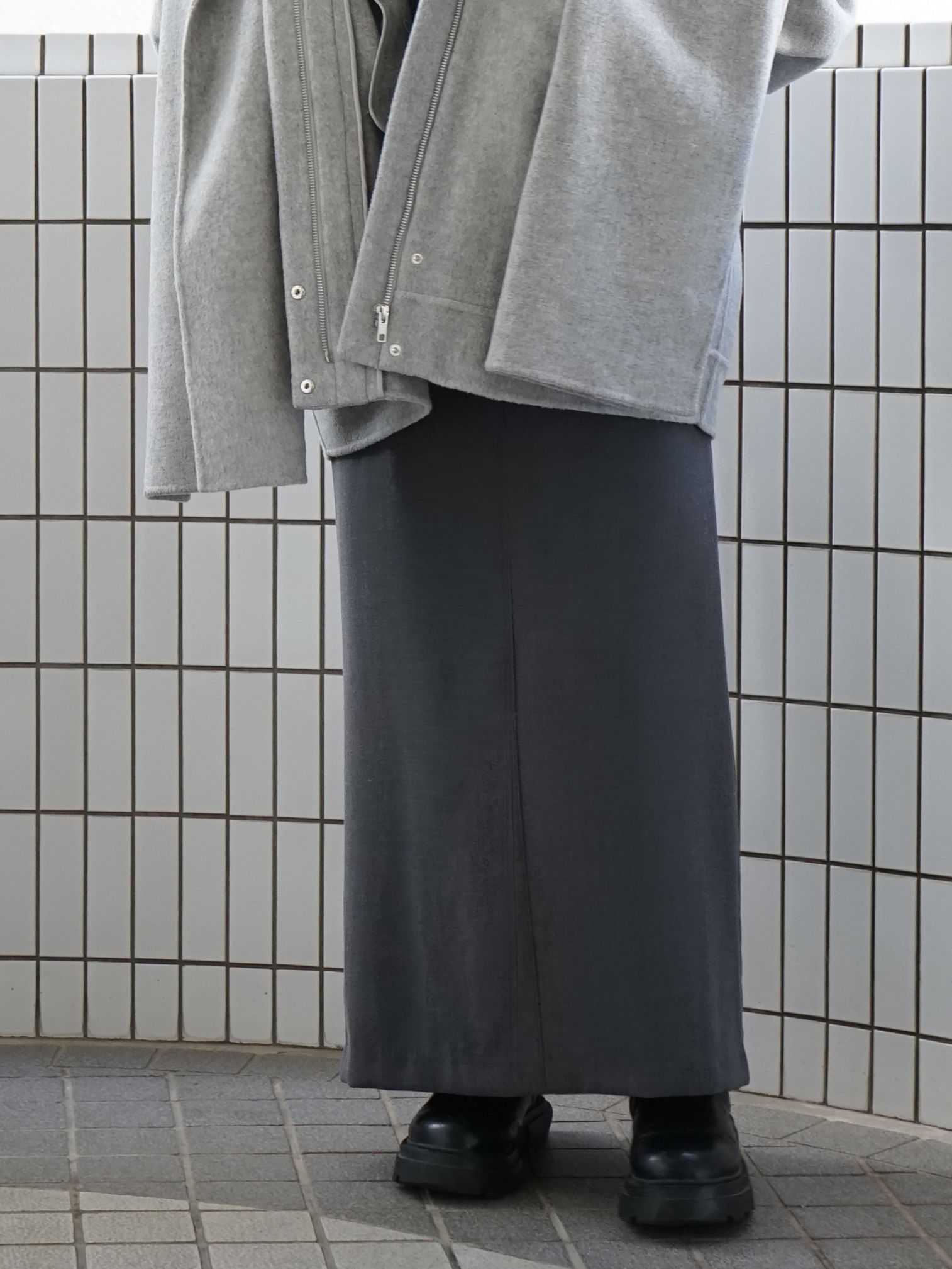 グレーでまとめたシックなETREの新作コーデ