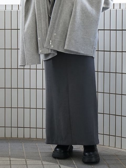 グレーでまとめたシックなETREの新作コーデ