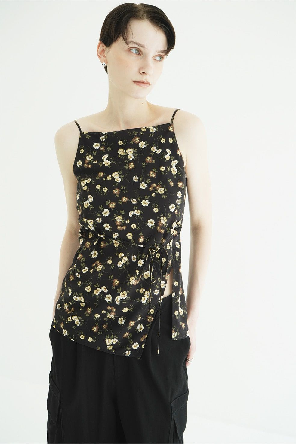 デザインキャミソール。 - MABEL FLOWER DRAPE CAMI TOPS (BLACK)