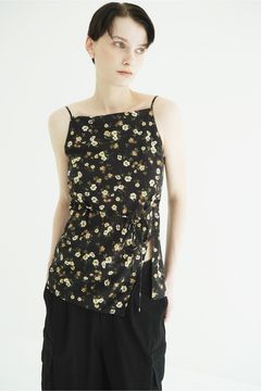デザインキャミソール。 - MABEL FLOWER DRAPE CAMI TOPS (BLACK)