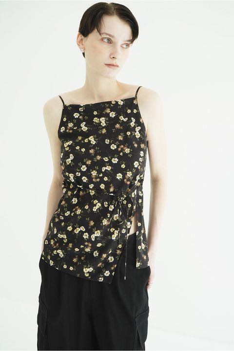 デザインキャミソール。 - MABEL FLOWER DRAPE CAMI TOPS (BLACK)