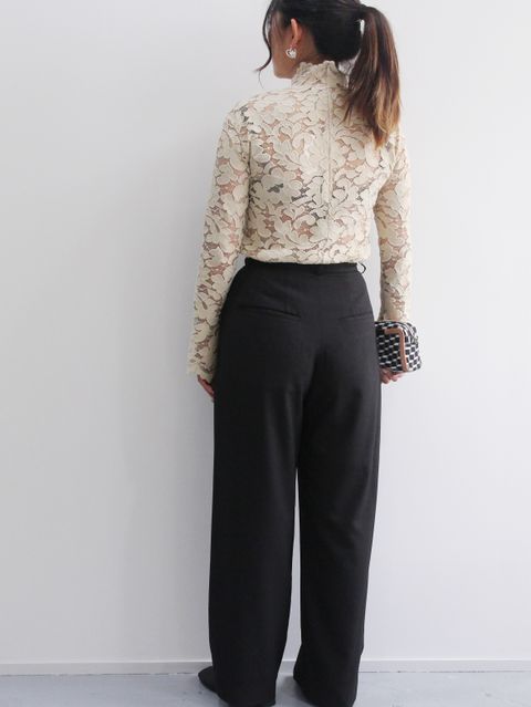 女性らしく華やかな印象 CLANEの新作レーストップスコーデ
