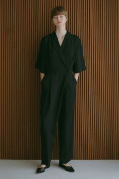 1枚でモードにキマる、MANOFのオールインワンスタイル
