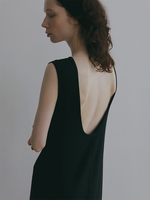 オープンバックスリーブレスニットワンピース（BLACK)