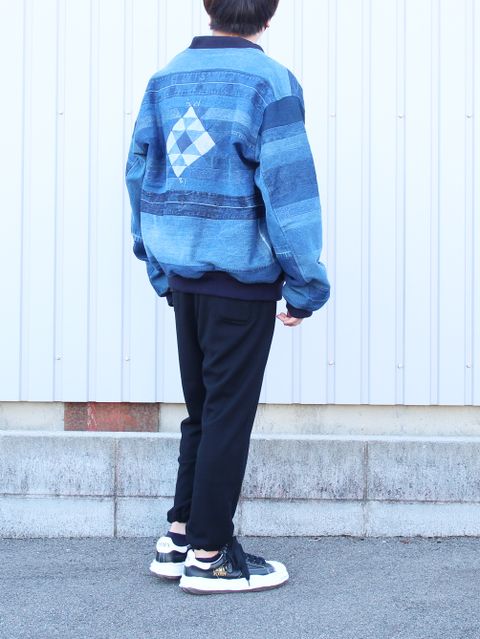 再構築デニムで魅せる大人の余裕｜SEVEN BY SEVEN × MIHARAスニーカー“WAYNE”コーデ