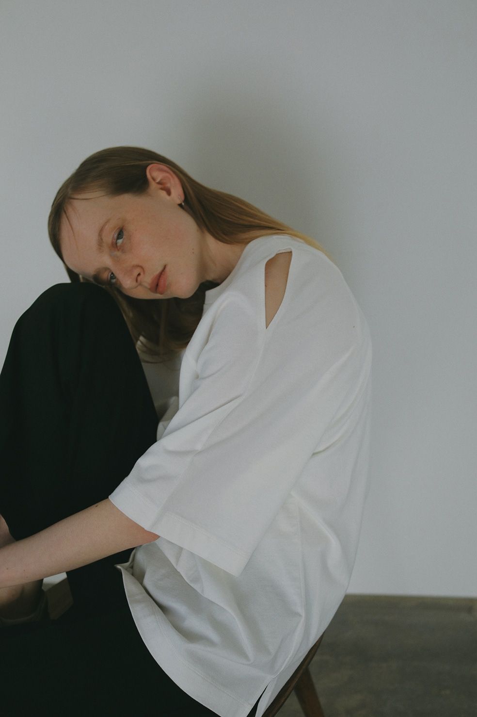 ショルダー スラッシュ Tシャツ - SLEEVE SLASH PULL TOPS - WHITE