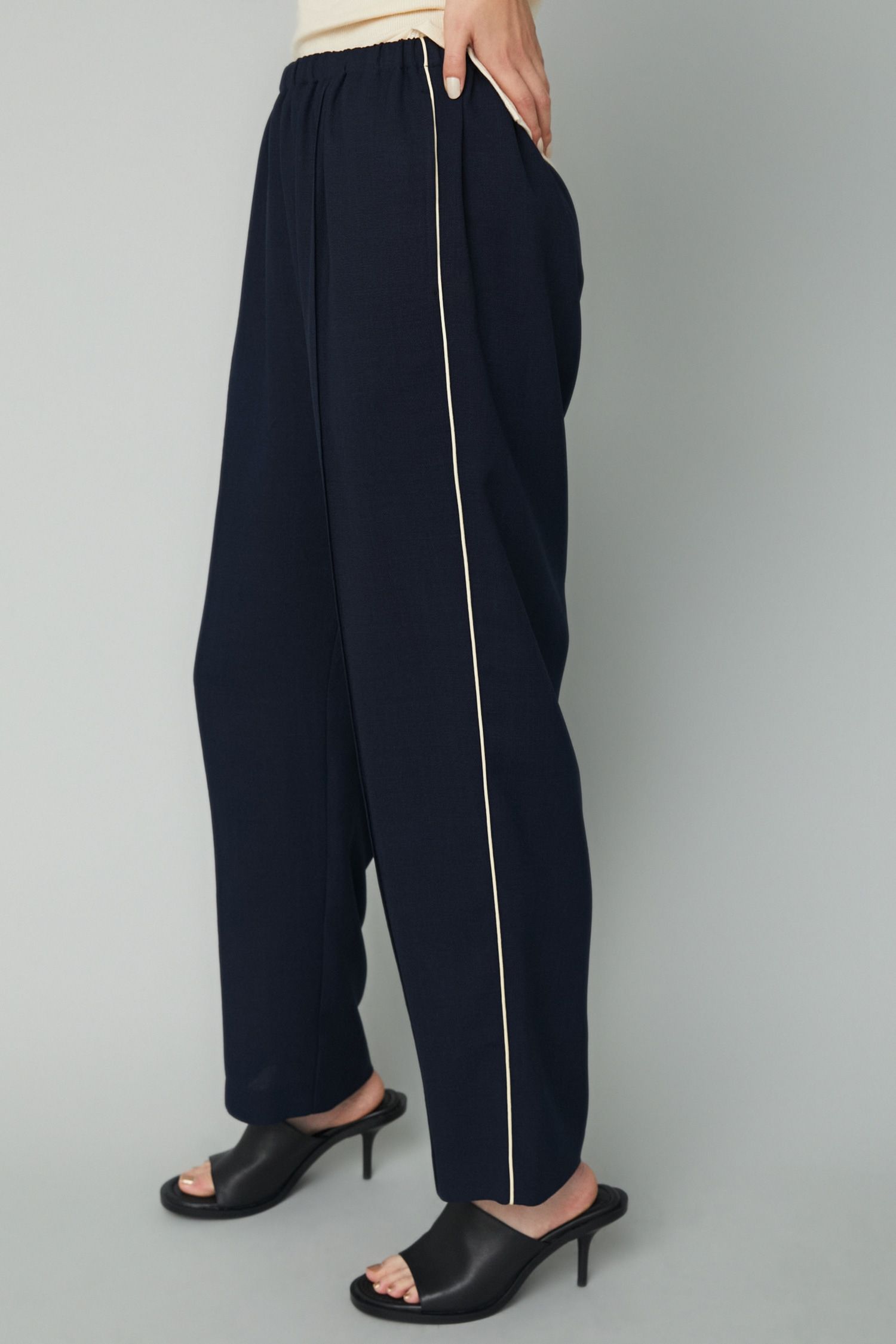 パイピング スラックス パンツ - Piping pintuck pants - NAVY