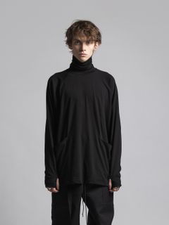 レギンス×黒カットソー The Viridi-anne の秋冬レイヤードスタイル