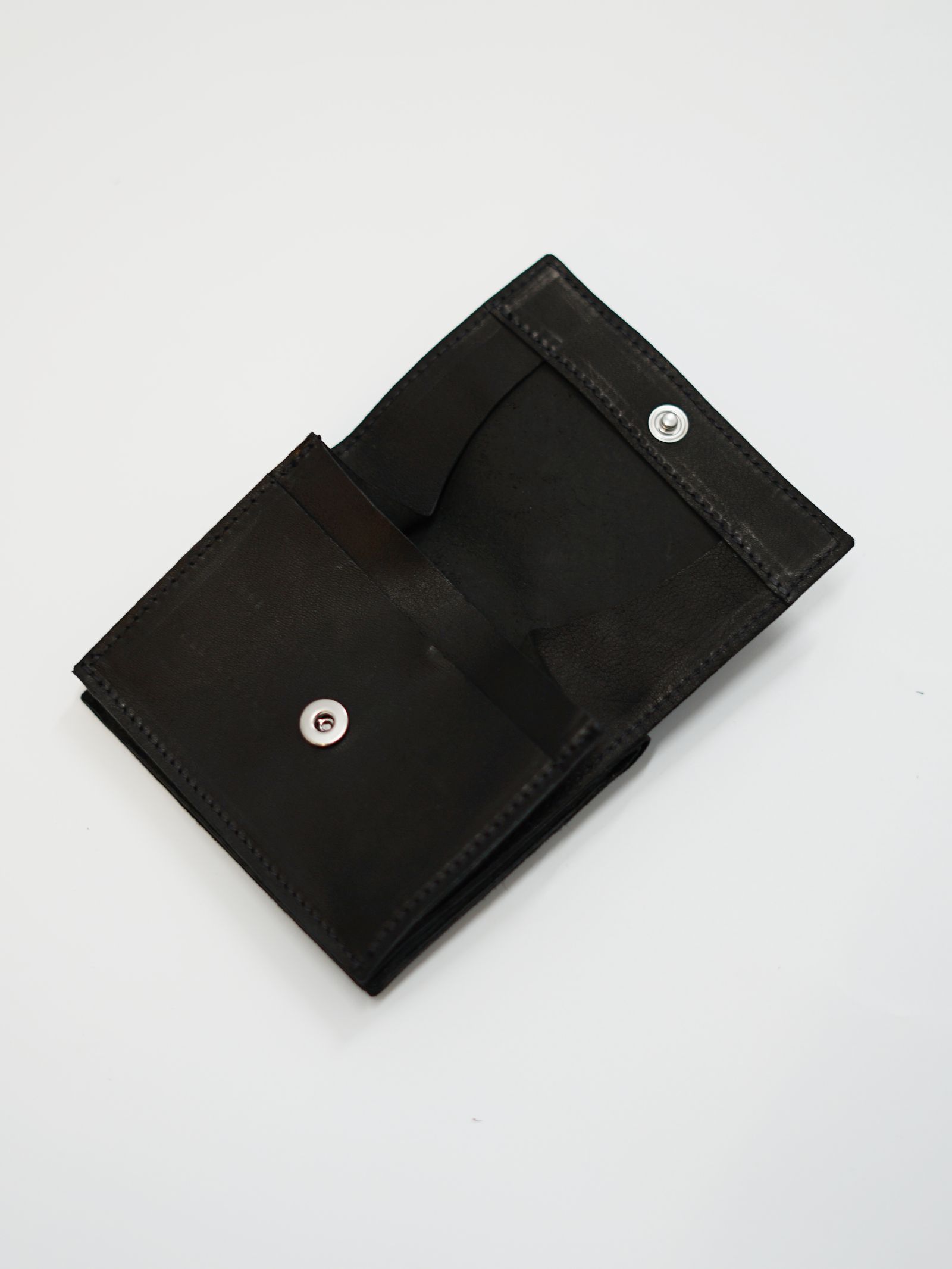【WT01JPM】 二つ折り財布 / レザーウォレット - PRESSED KANGAROO (BLACK)