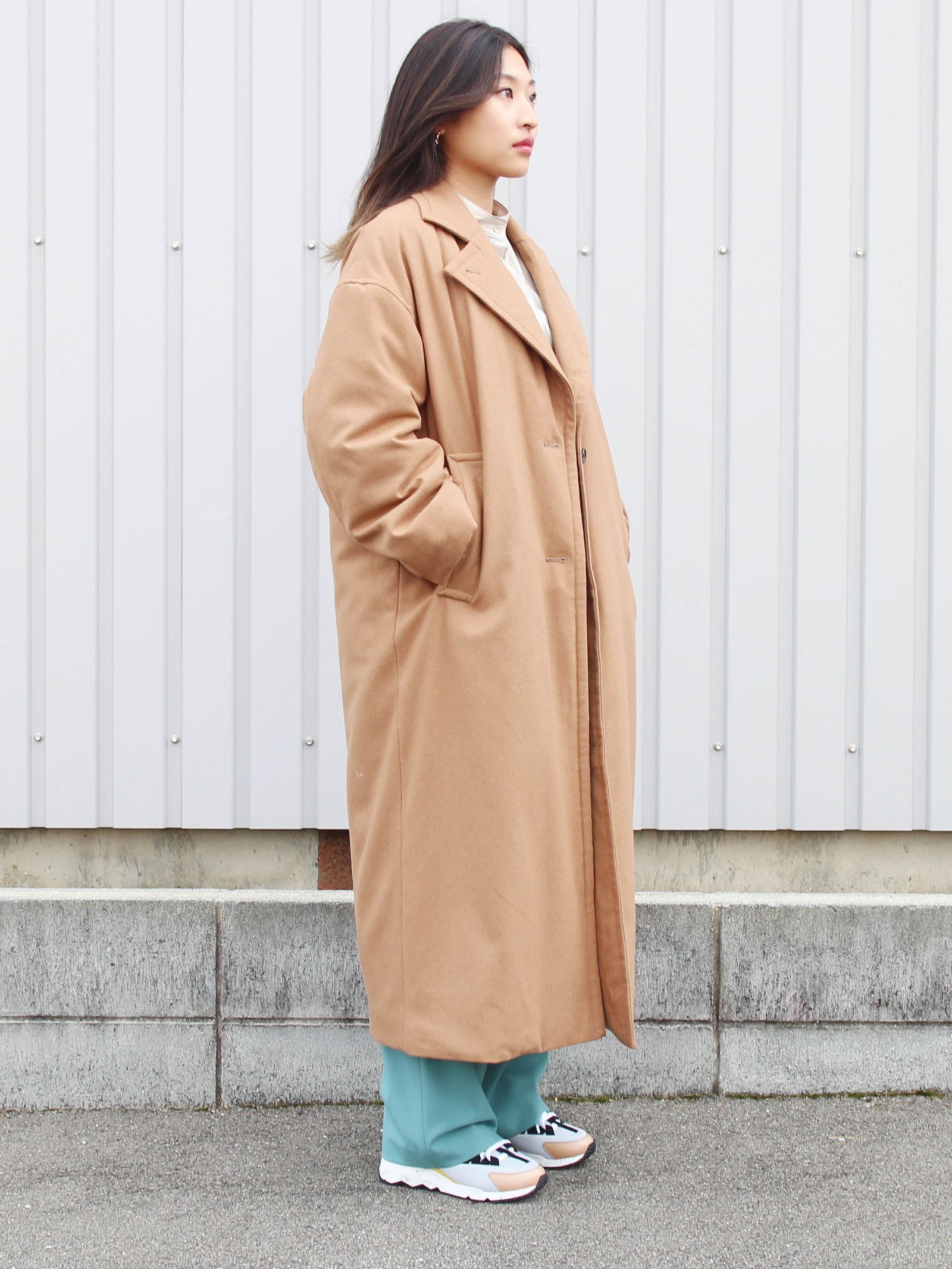 スッキリと女性らしいCLANEの新作ダウンコートスタイル