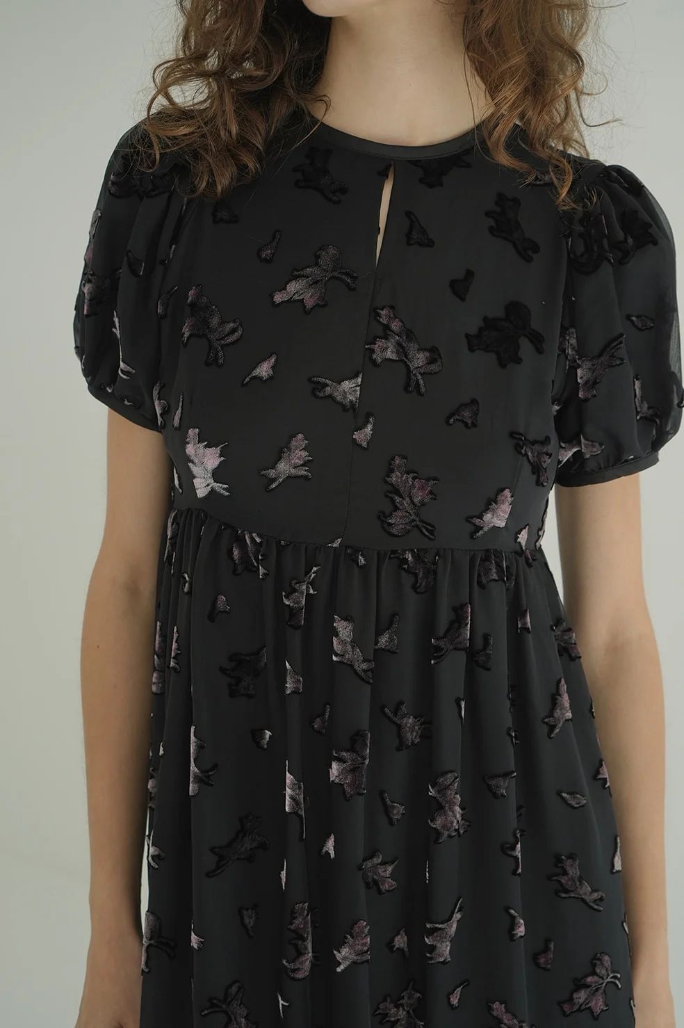オパールプリント ワンピース -   FLOWER OPAL PUFF ONEPIECE BLACK