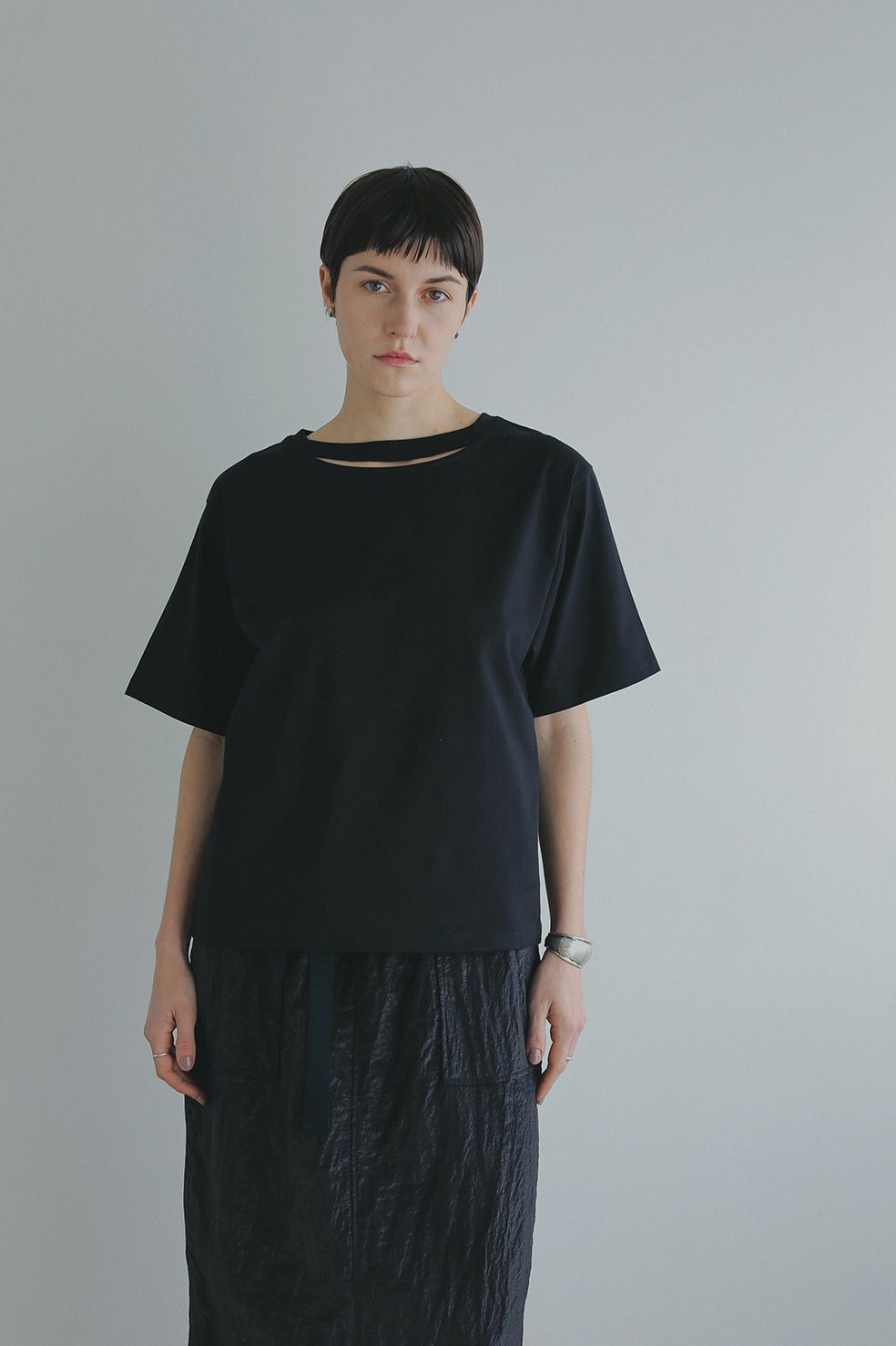 スリットネックトップス - SLIT NECK CUT TOPS - BLACK